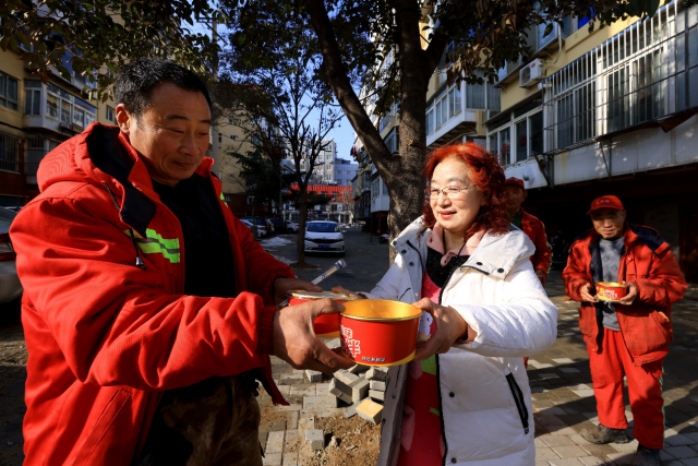 山东烟台：喜旺情系环卫工  寒冬里送温暖