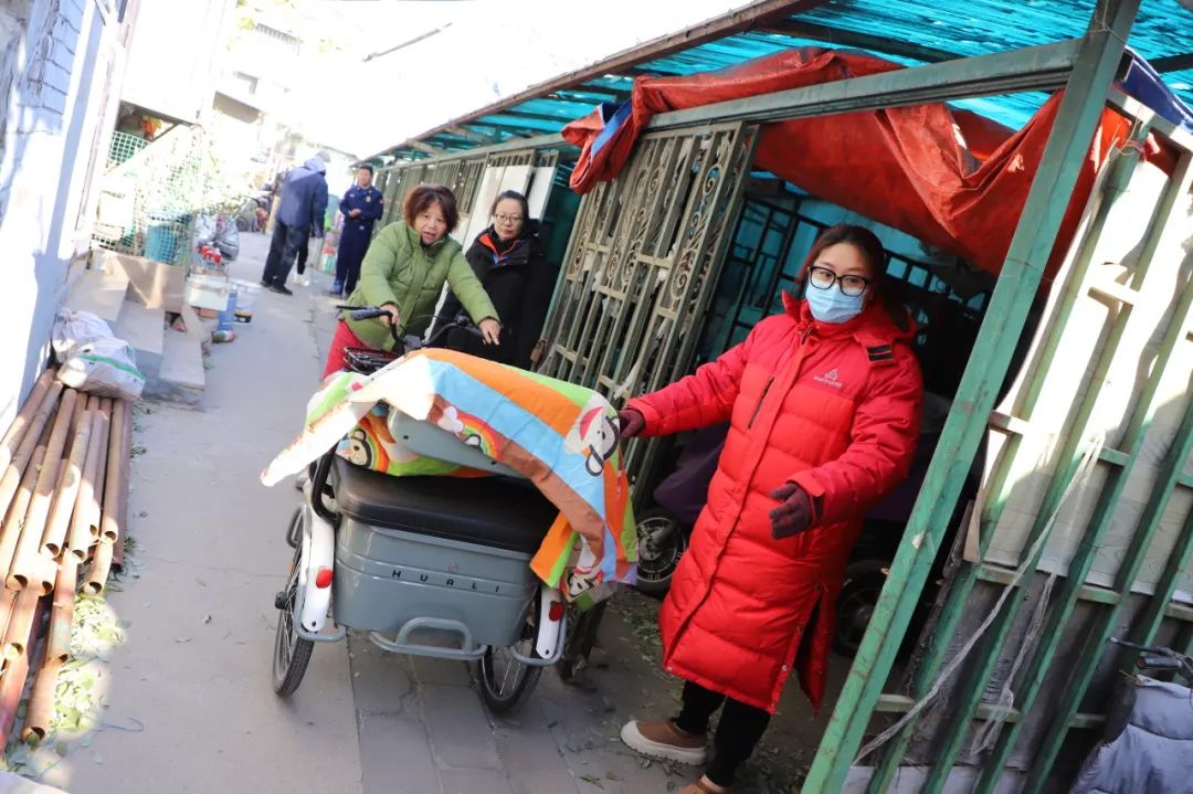 清理隐患 保障民安 西城区大栅栏街道大安澜营社区车棚焕新