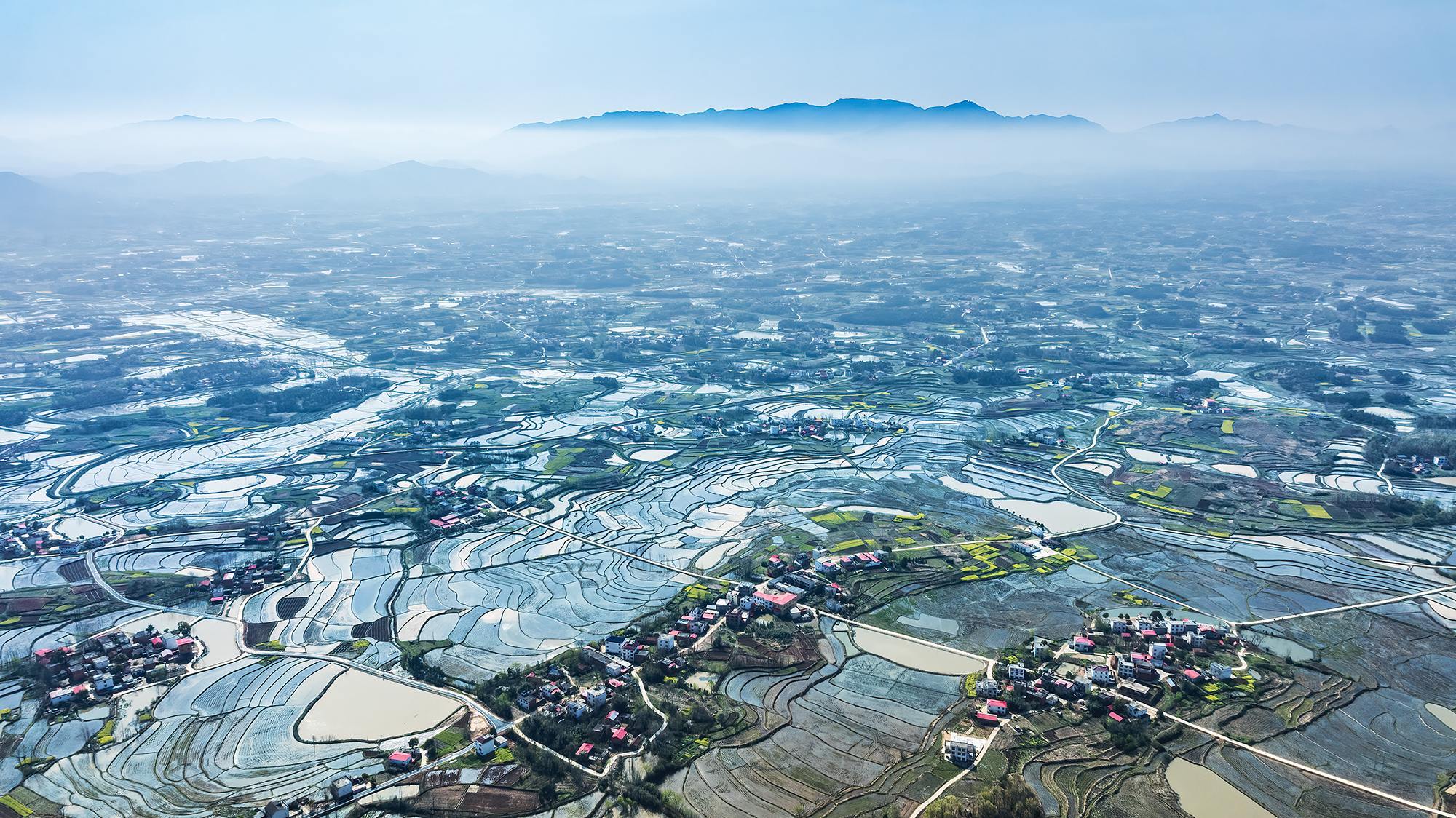 河南省信阳市商城县，涵煦南北之风物，谱演豫楚之奇章，四季美景似画卷，让人流连忘返。图为商城县田园风光。 卜春昕 摄