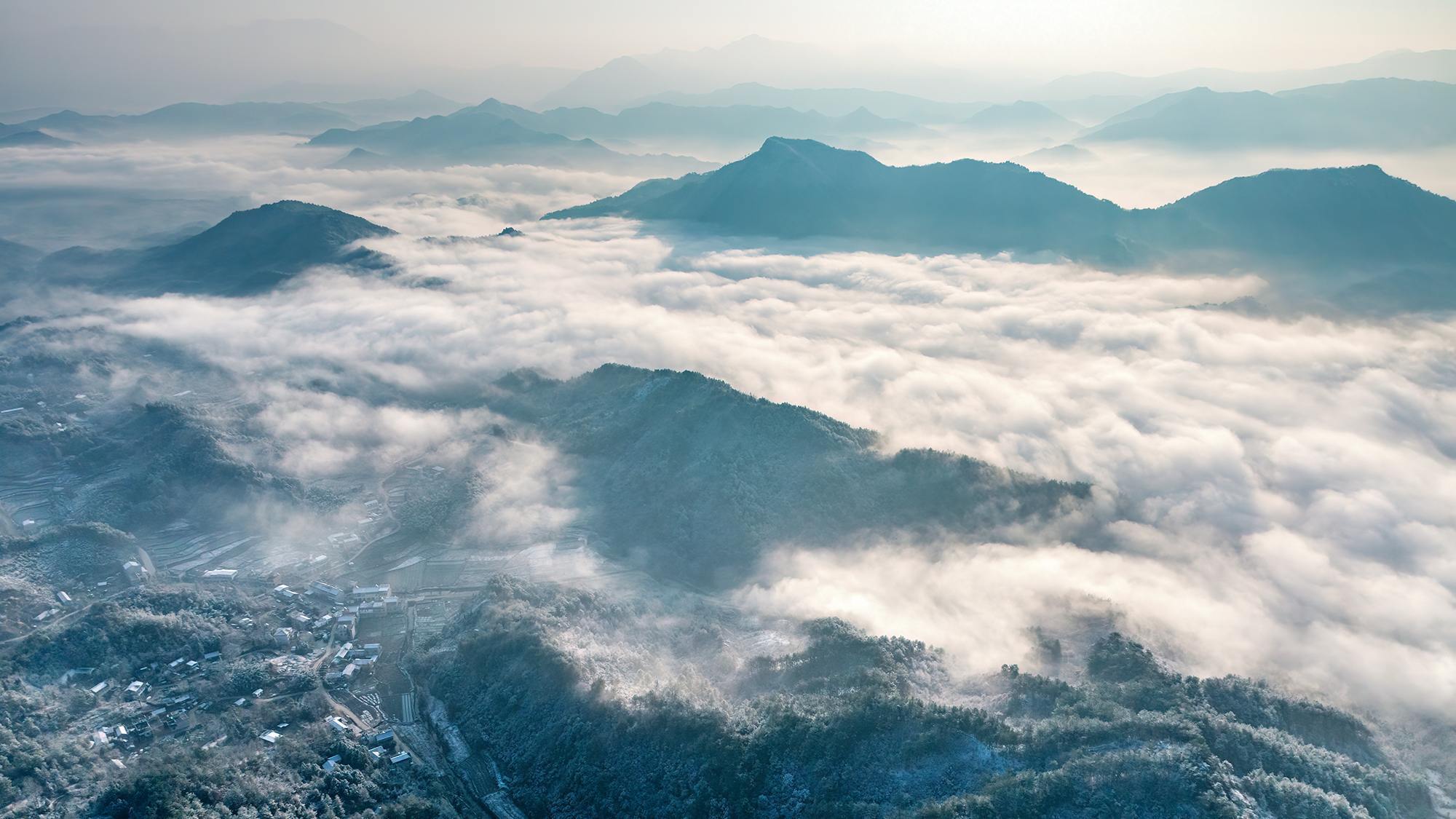 冬季山峦素裹，云逸隐山乡。 卜春昕 摄
（原载于2024年1月14日商城县融媒体中心融媒商城新闻客户端）