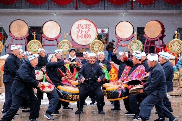 （1月19日的“村晚”彩排现场，锣鼓艺人们在雪中演出传统锣鼓曲牌《乱撕麻》）