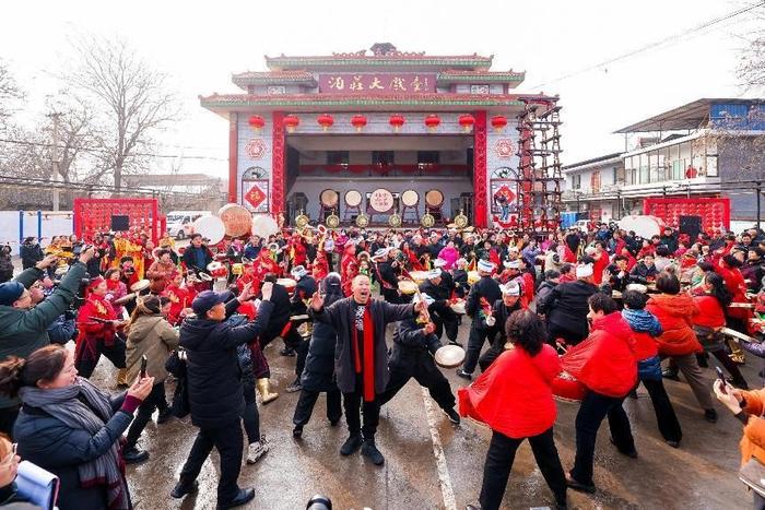 （“村晚”现场，乡亲鼓友打出“满堂彩”）