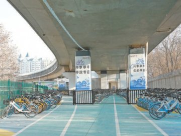 立水桥地铁口启用共享单车公共停车区 可容纳5500余辆共享单车