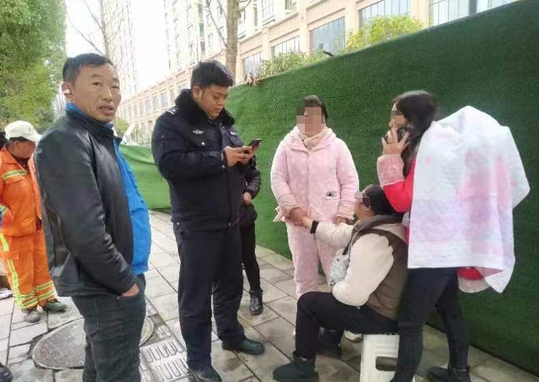 水城公安及时救助一名突发病情晕倒女子