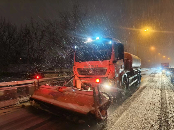 北京：科学除冰雪全力保畅通