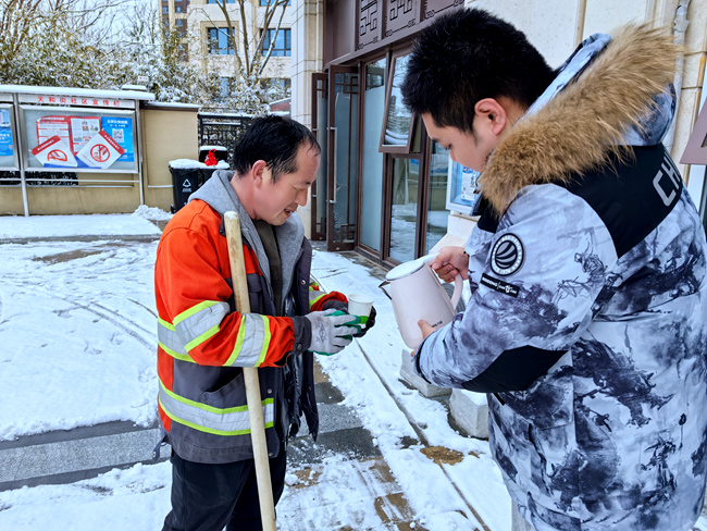 应对龙年首场降雪 北京石景山区全力保障市民出行安全
