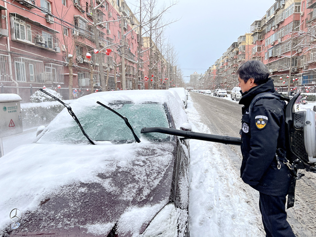 应对龙年首场降雪 北京石景山区全力保障市民出行安全