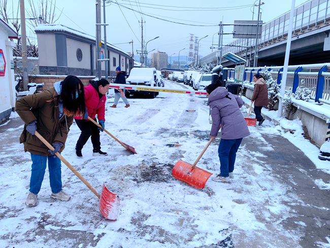 应对龙年首场降雪 北京石景山区全力保障市民出行安全