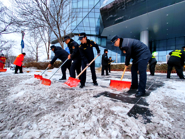 应对龙年首场降雪 北京石景山区全力保障市民出行安全