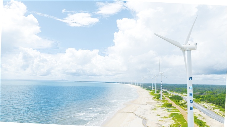 资料图：文昌市木兰湾沿海，风力发电机迎风转动。海南日报记者 袁琛 摄