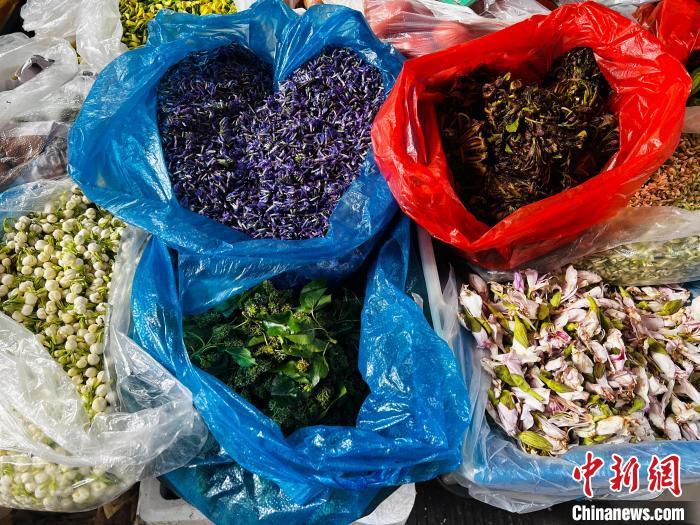 3月12日，位于云南昆明的篆新农贸市场售卖各类可食用鲜花。中新社记者 时文枝 摄