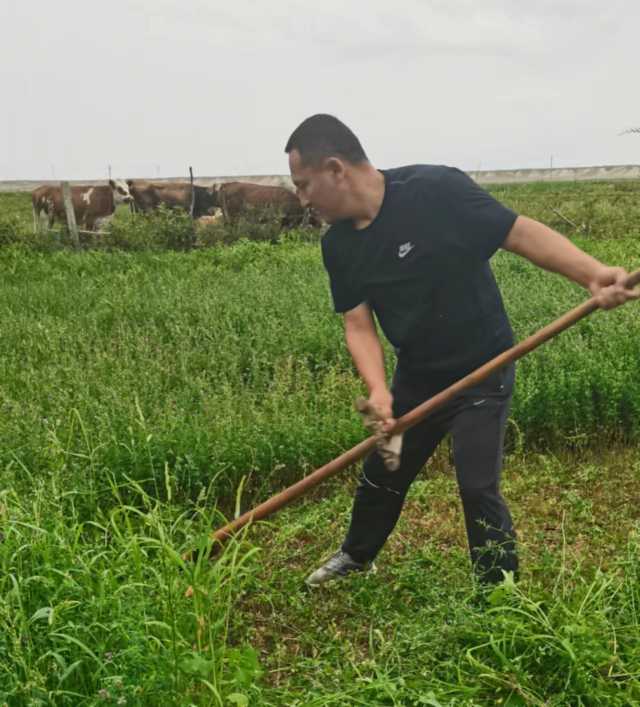 为民服务谋发展   实干担当展作为——萨尔塔勒村党支部书记叶尔江·托汗