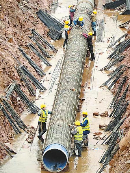 乐山市夹江县城乡供水一张网项目工地，工人在铺设青衣江过江管网。张稳 摄