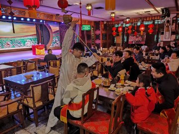 邂逅传统 感受经典 北京榜样走进老舍茶馆