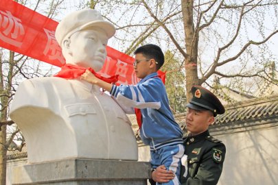清明时节 北京什刹海街道军民共同祭奠袁满囤烈士