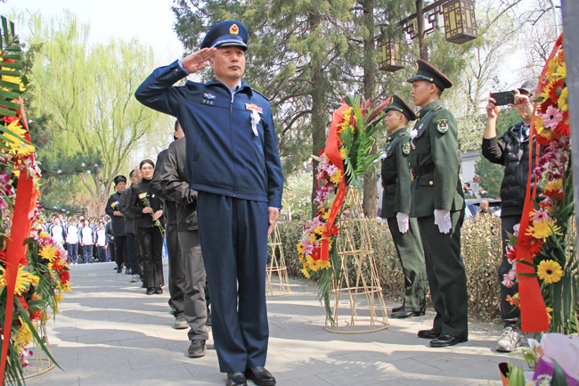 清明时节 北京什刹海街道军民共同祭奠袁满囤烈士