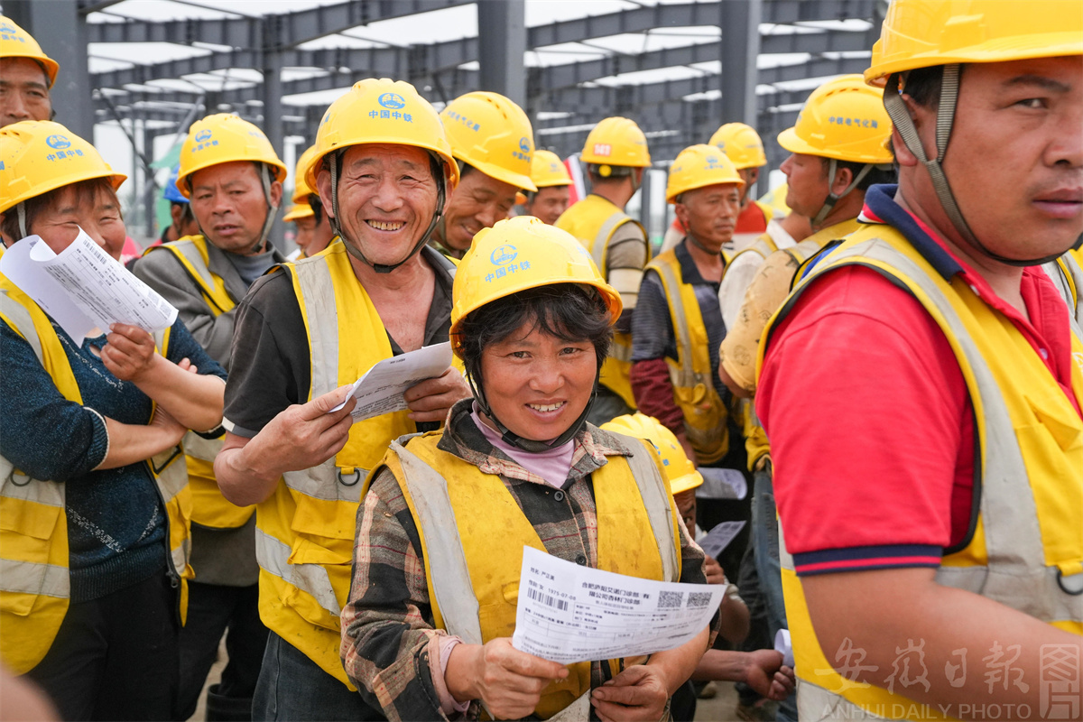 4月29日下午，在安徽省合肥市长丰县岗集镇，医护人员为建设者们进行健康体检。“五一”国际劳动节到来之际，中铁电气化局合肥新桥机场S1线岗集车辆段项目部开展“健康体检进工地”活动，为坚守施工一线的建设者们提供免费健康体检、健康科普等服务。