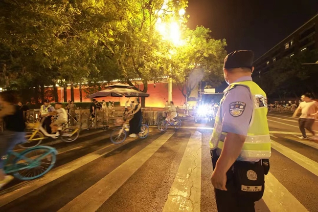 北京警方开展夏夜治安巡查统一行动 鼓励市民举报违规违法出租房屋问题