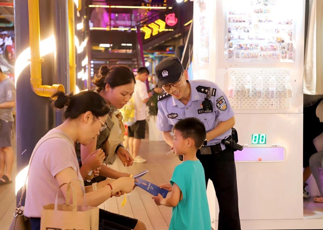 北京警方开展夏夜治安巡查统一行动 鼓励市民举报违规违法出租房屋问题