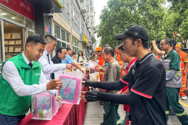 西城区德胜街道打造“一刻钟清凉圈”满足新就业群体避暑需求