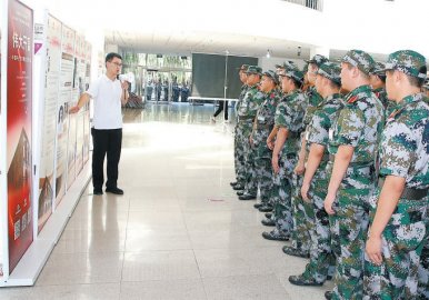 北京爱国主义教育展览进校园 大一新生观