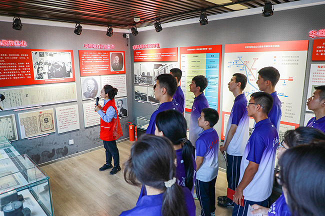 北京九中师生走进红色电力展馆 “开学第一课”学习百年电业历史