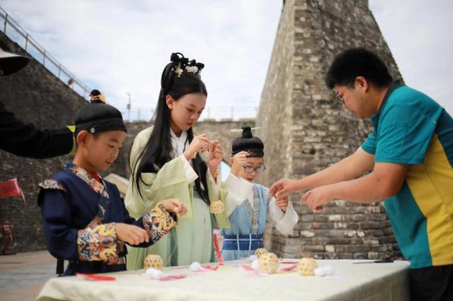 穿汉服、赏非遗 东城区东花市街道举办游园活动