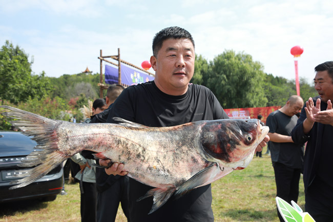 北京·密云鱼王美食文化节开幕 “鱼王”重达57.5斤