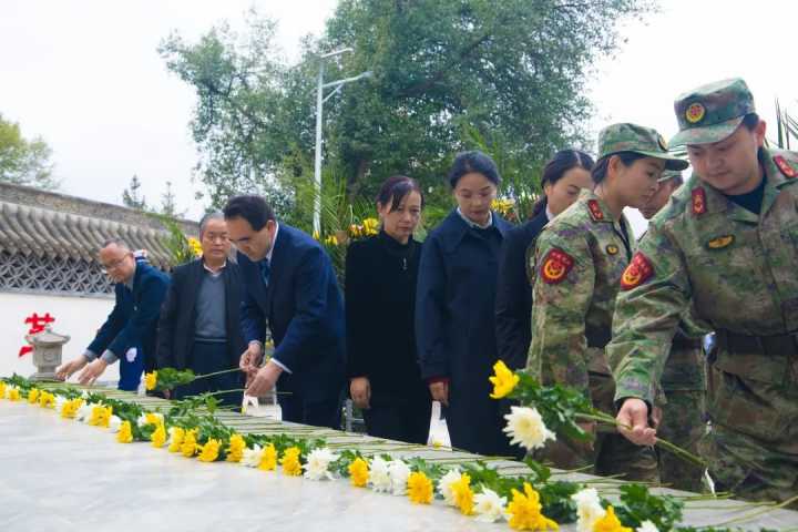 岷县举行烈士纪念日向革命烈士敬献花篮仪式