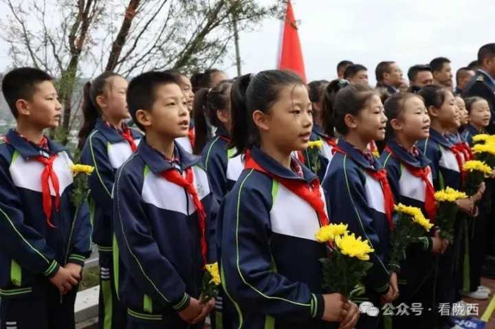  陇西县隆重举行烈士纪念日向烈士敬献花篮仪式