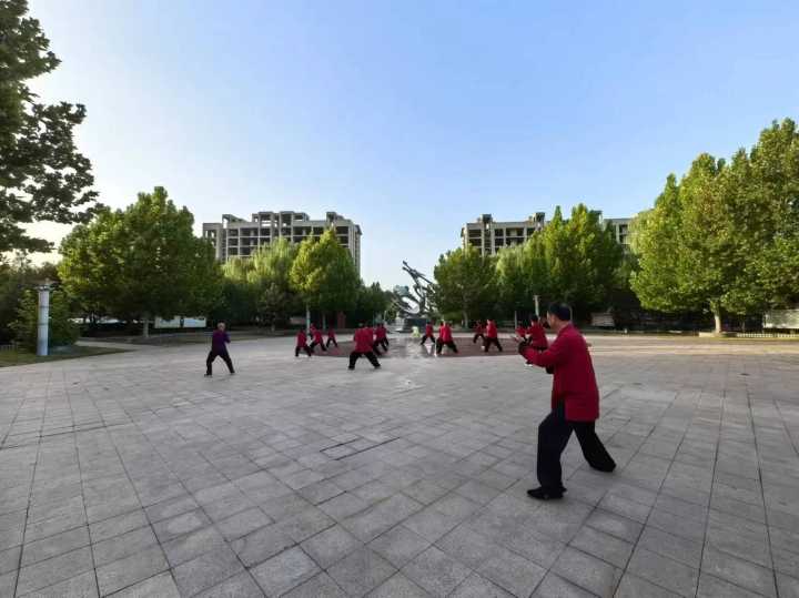 《国庆佳节，太极共舞爱国情》