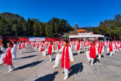 北京八大处重阳游山会开幕 999 位太极老