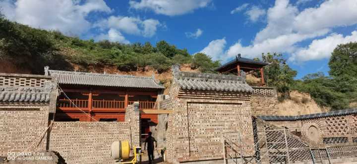 红叶映红一平垣，游客打卡寿星村