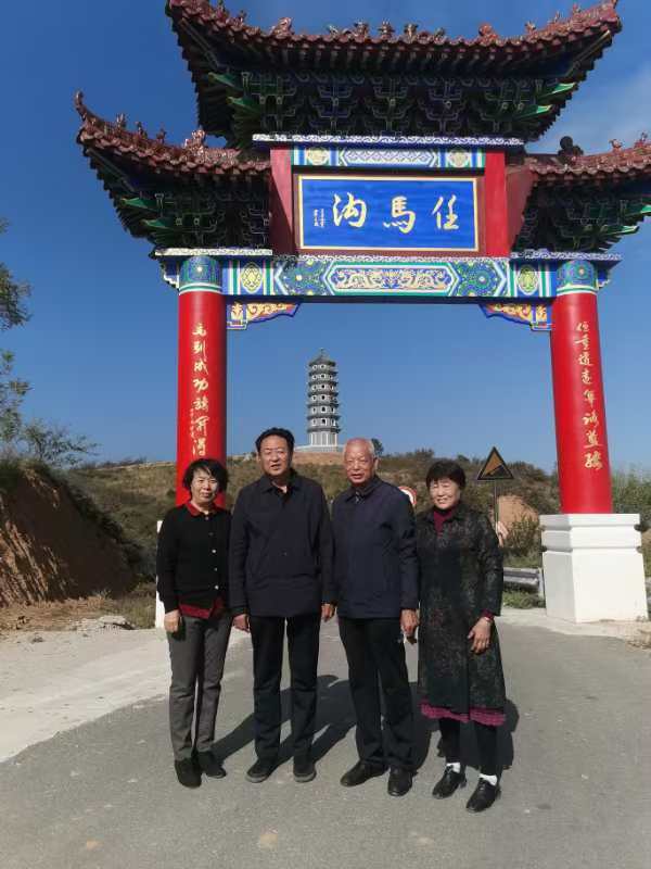 红叶映红一平垣，游客打卡寿星村