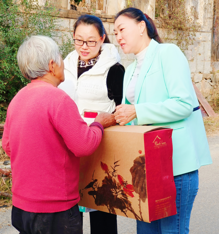 烟台市女企业家协会走访慰问贫困学生，温情关怀暖人心