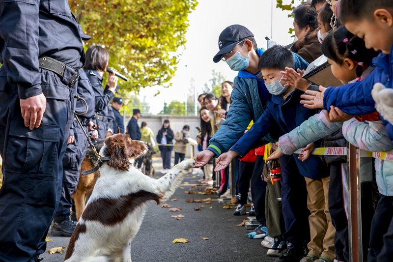 北京市公安局“平安有我 警营行”活动走进警犬基地