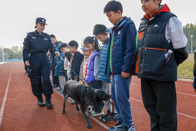 北京市公安局“平安有我 警营行”活动走进警犬基地