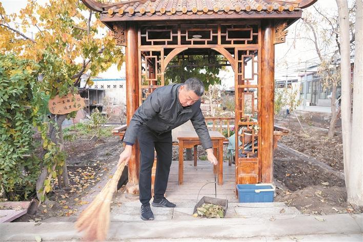 11月9日，二师二十五团五连博翔轩民宿负责人张广林在打扫院子。尹瑛 摄