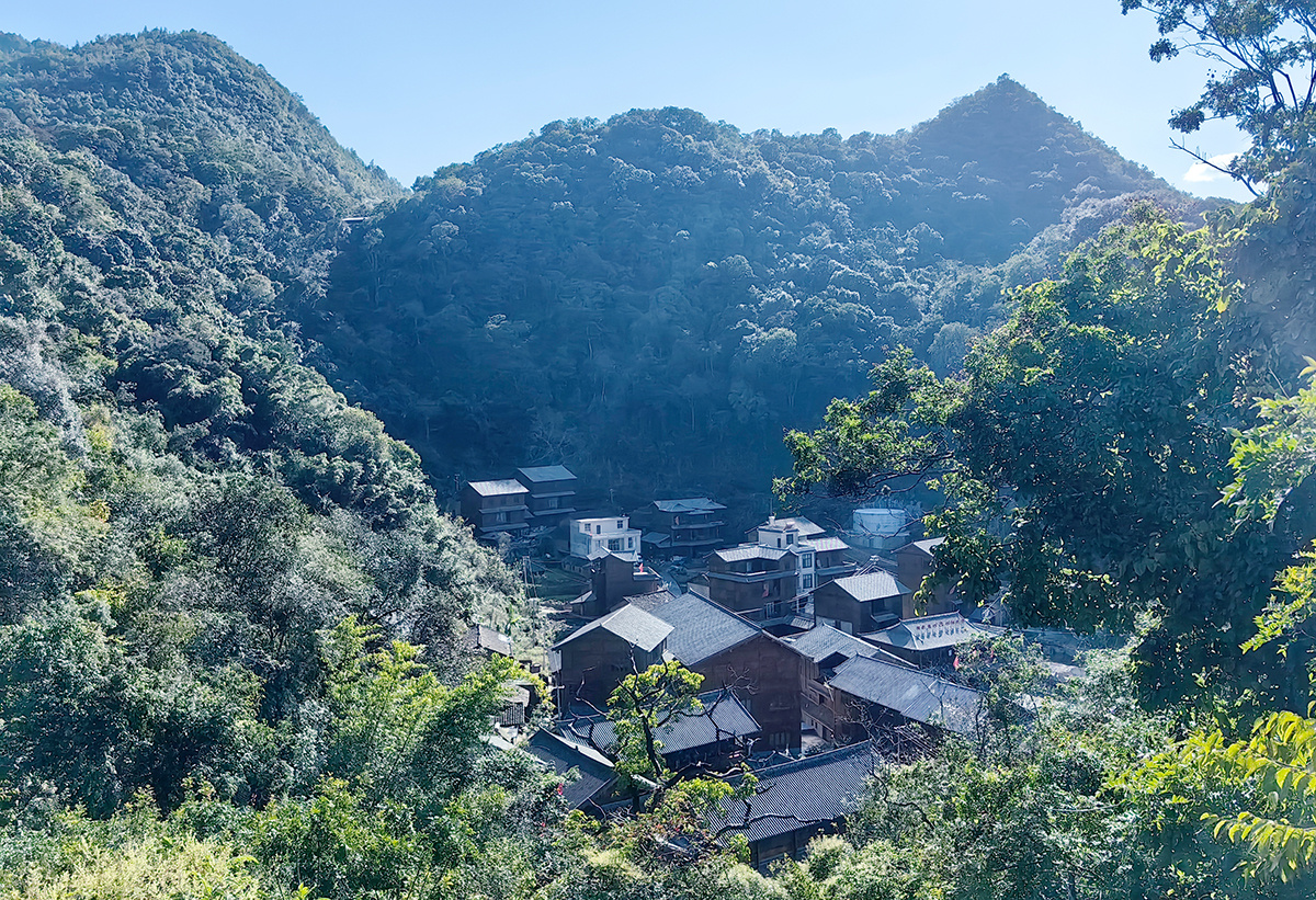 群山环抱的六郎城村。