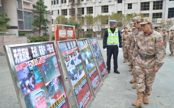 六枝公安交警交通宣传进军营 携手共建平