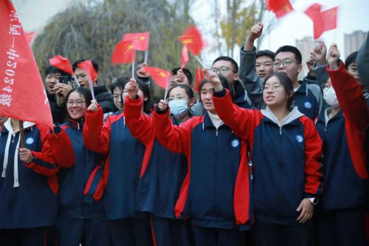 唐胜杰点燃陇中学子航天梦