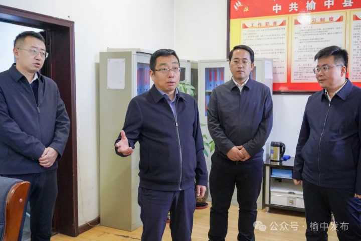 榆中县委书记崔峰巍在县委办公室调研并以普通党员身份参加所在党支部组织生活