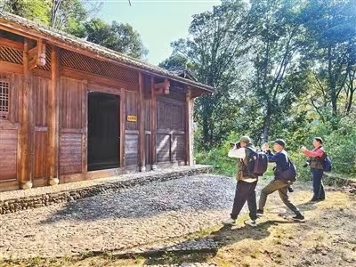 铜钵山景区里的毛主席旧居。