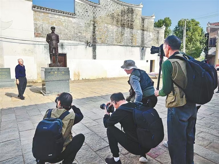 　村里人向采风团介绍陈赓大将故居。