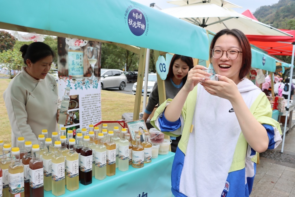 黄山休宁：品美食赏花灯 学非遗逛小镇