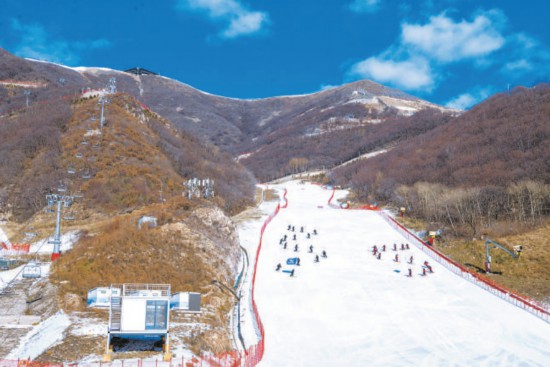 国家高山滑雪中心火热开板 “瑞雪大道”首次面向公众开放