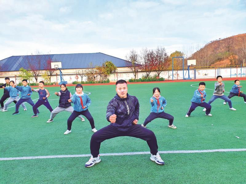 铜川市印台区红土镇中心小学乡村学校少年宫武术操日常训练。