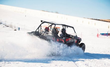 市民游客在达拉特旗华莲旅游度假区滑雪