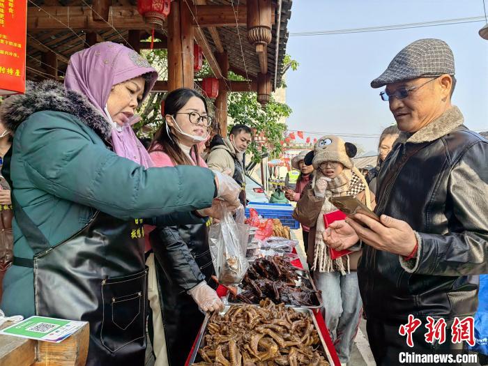 2024会仙板鸭美食圩开幕：板鸭飘香引客来