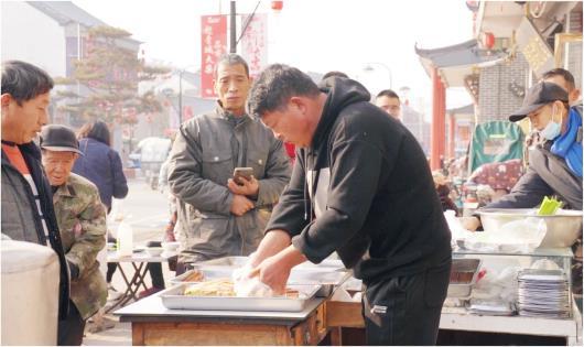 小吃美食引来很多食客购买